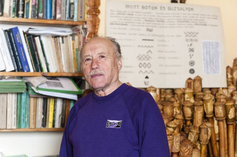 Aki pásztorbotokra, guzsalyokra faragta a motívumkincset