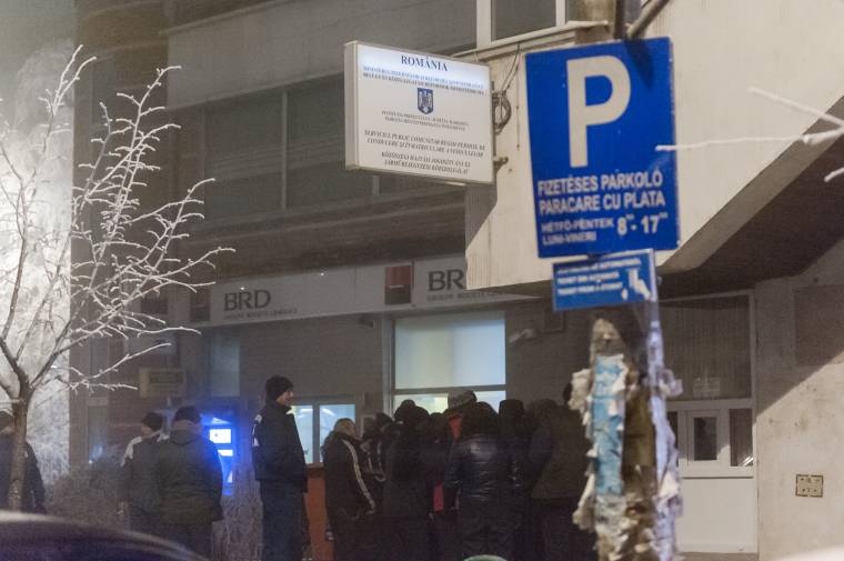 Egész éjszaka sorban álltak, fagyoskodtak, hogy beírassák járműveiket