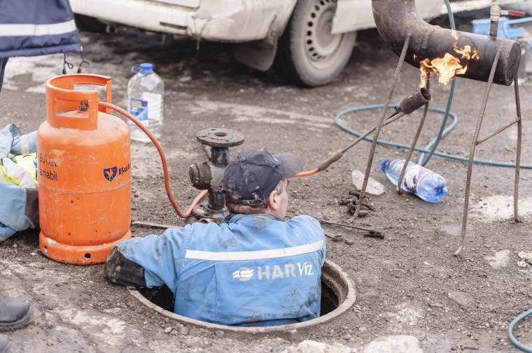 Légkalapáccsal törték fel a fagyott földet, hogy a vezetékekhez férjenek
