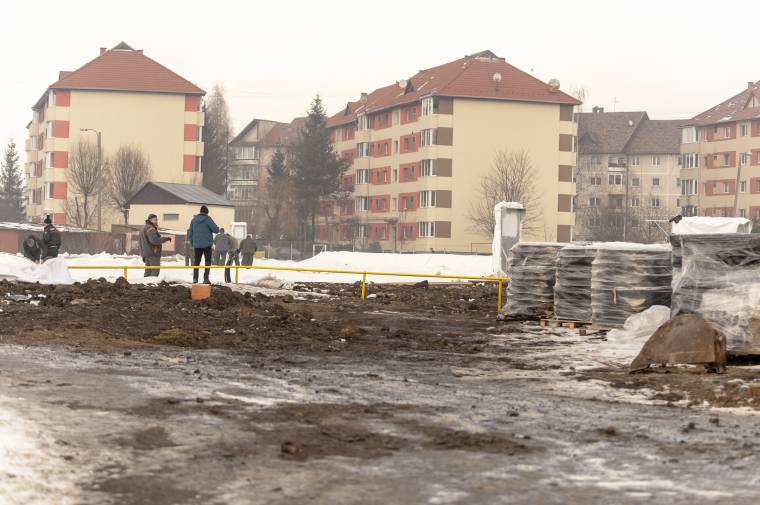 Ha marad az enyhe idő, felépíthetik a sátrat csíkszeredai mobil jégpályánál
