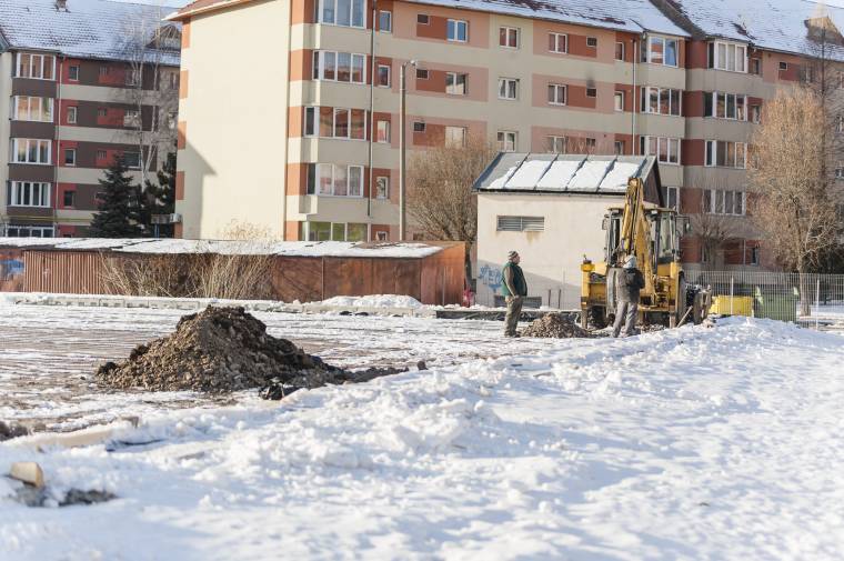 A csíkszeredai mobil jégpálya beüzemelésétől függ az alcsíki kisiskolások korcsolyaoktatása