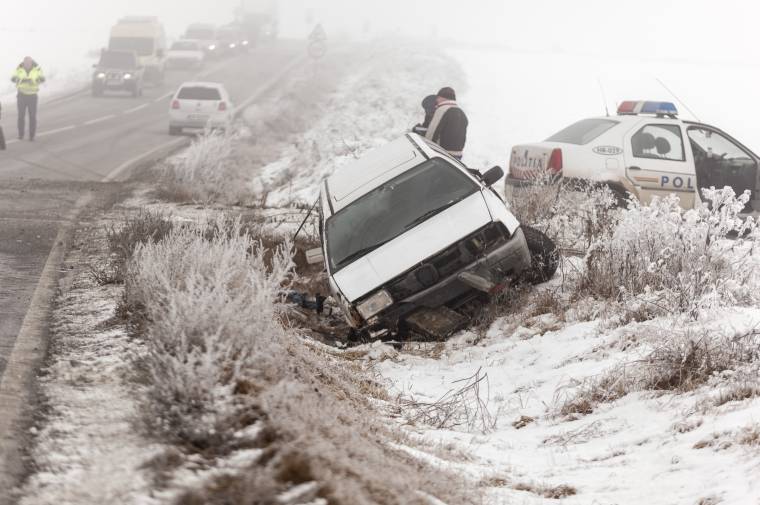 Az árokban landolt az autó