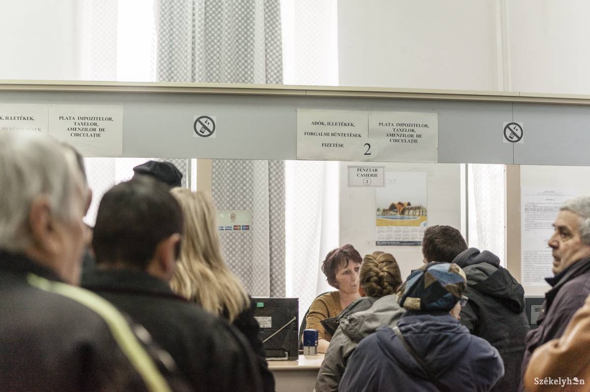 Hosszú sorok a pénztár előtt. Online is lehet fizetni. Archív •  Fotó: Gecse Noémi
