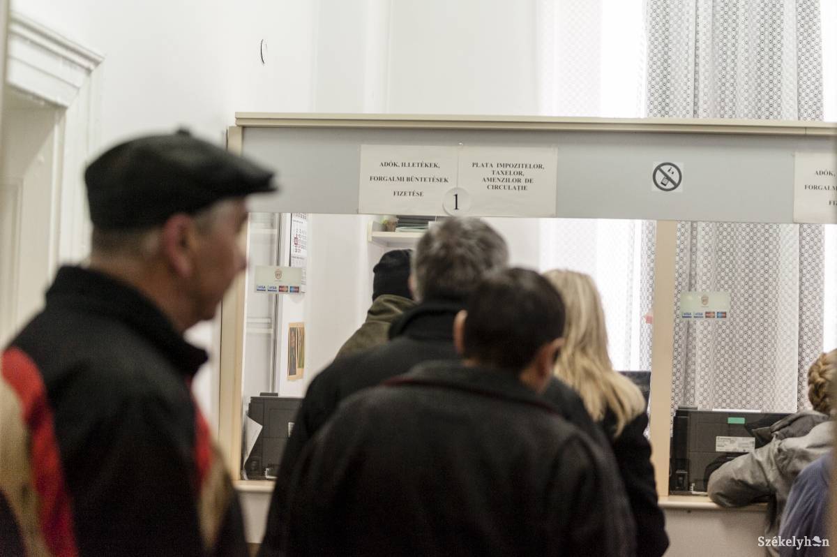 Az ablakon túl. Egyre többen vannak a közalkalmazottak Romániában