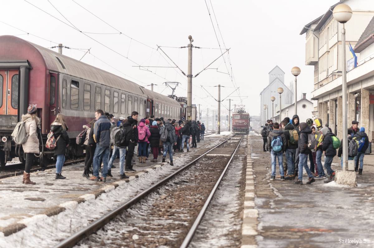 Reggel és délután rendkívül forgalmas a csíkszeredai vasútállomás. Ilyenkor leginkább diákok és vidéki munkások használják •  Fotó: Gecse Noémi