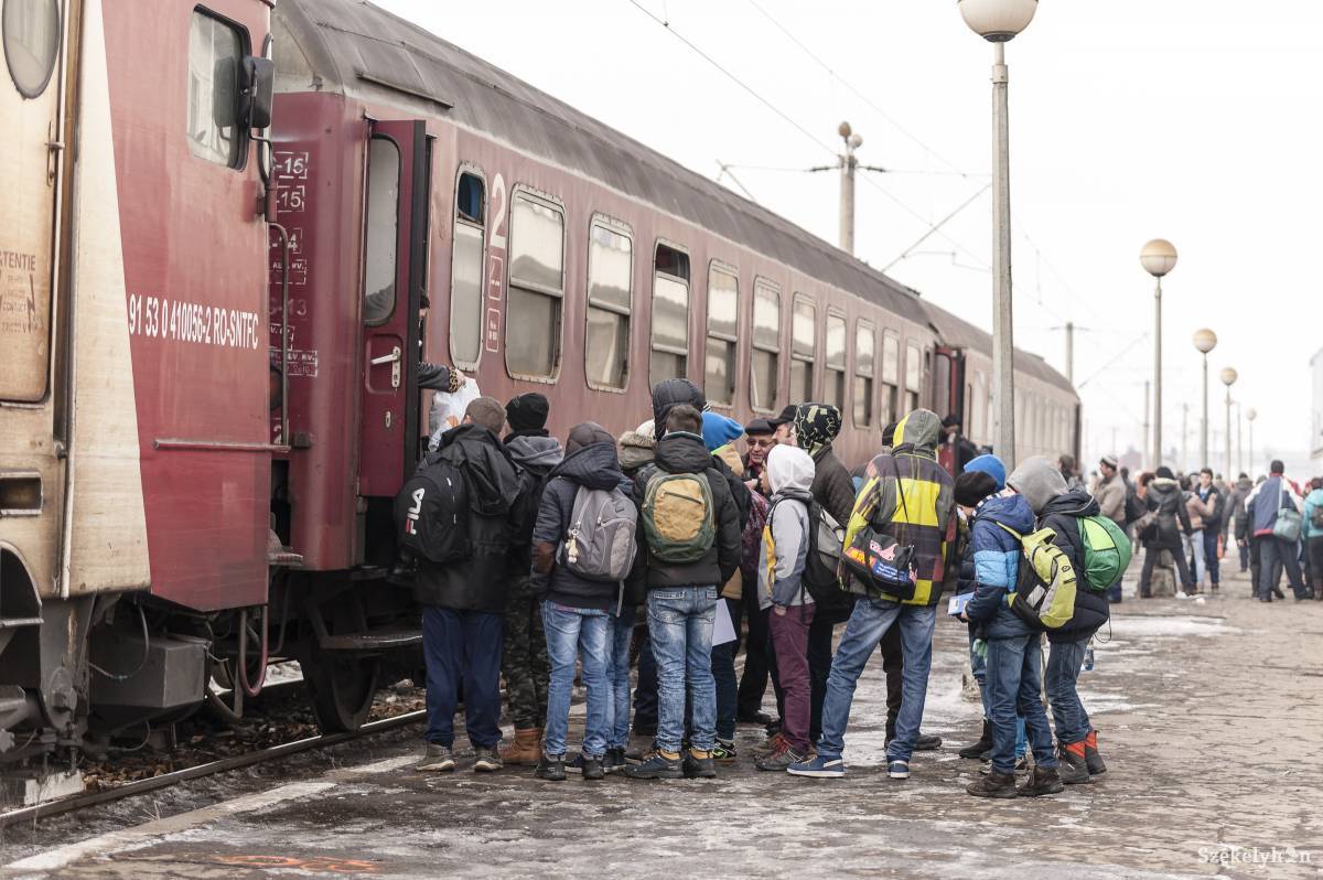 A kilencedikes diákok jelentős része reggel hat és hét óra között indul el iskolába •  Fotó: Gecse Noémi