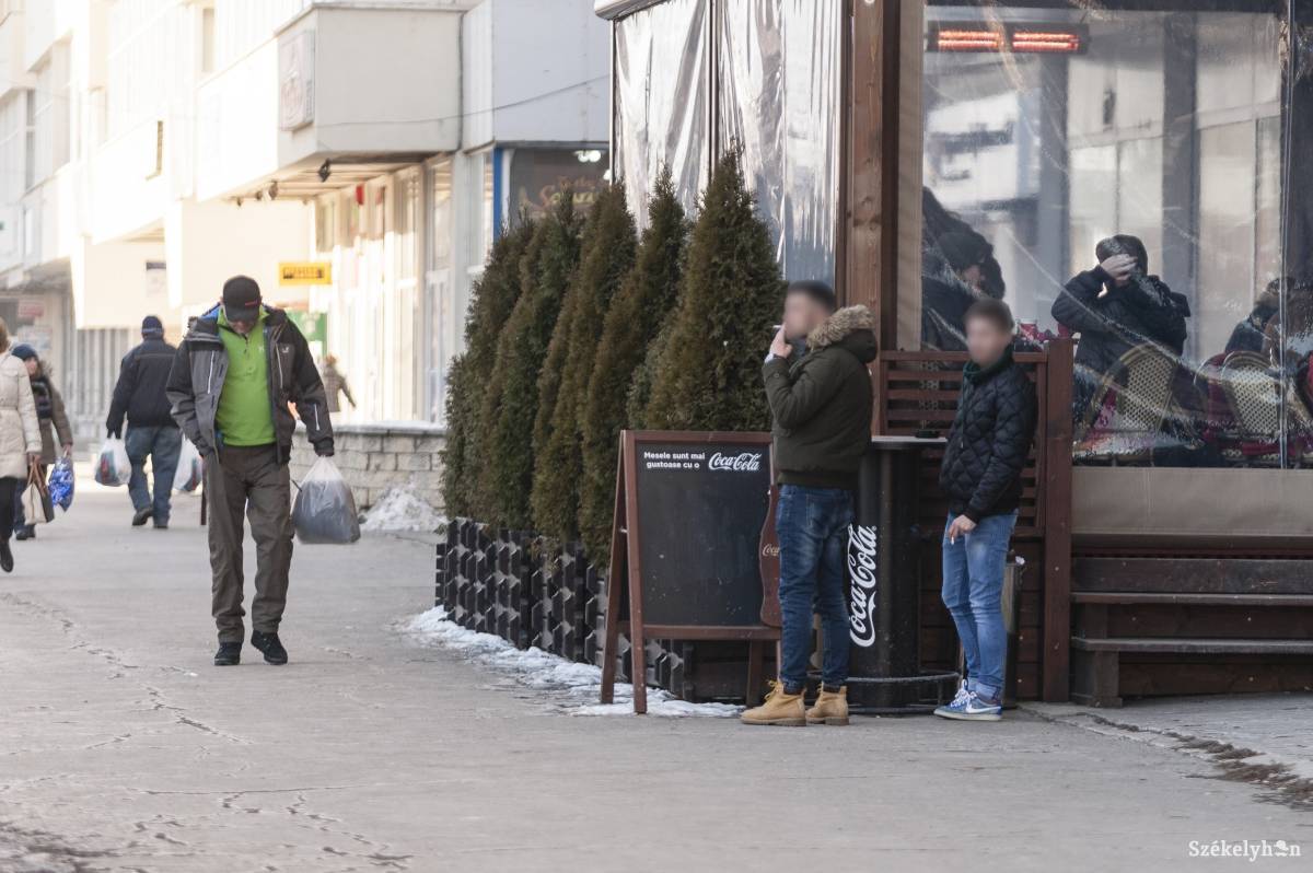 Megszokott látvány. Télen egy kicsit gyorsabban szívják a cigit a dohányzók &bullet;  Fotó: Gecse Noémi