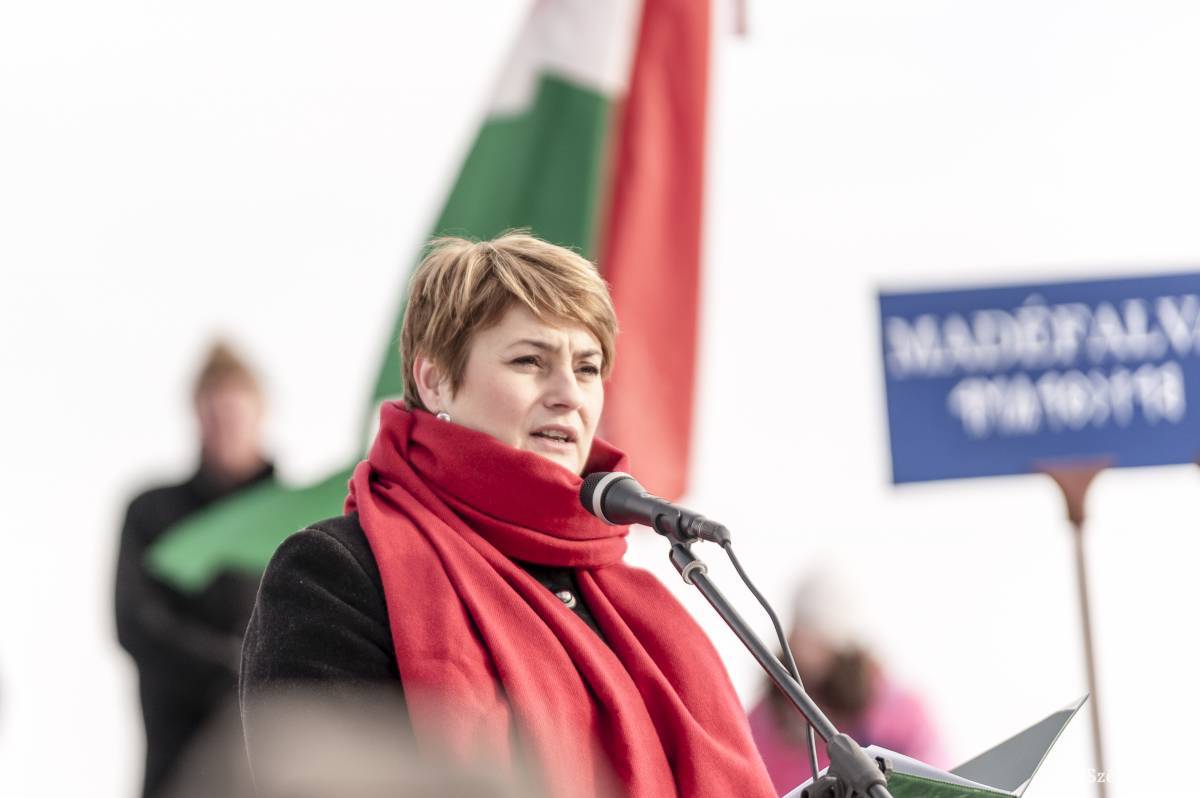 Csibi Krisztina, a Magyarság Házának igazgatója 2017-ben ünnepi gondolatait azzal indította, hogy a madéfalvi veszedelem következtében elmenekült több ezer család egyik leszármazottjaként is van jelen, majd bejelentette, hogy 170 millió forinttal támogatja a Siculicidium-kápolna megépítésének befejezését a magyar kormány •  Fotó: Gecse Noémi