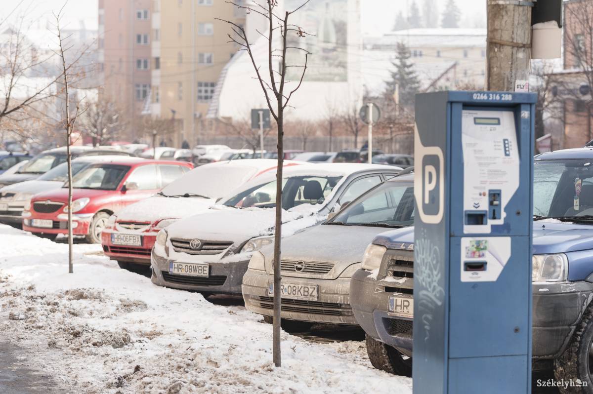 A Kossuth Lajos utcában nehéz szabad parkolóhelyet találni •  Fotó: Gecse Noémi