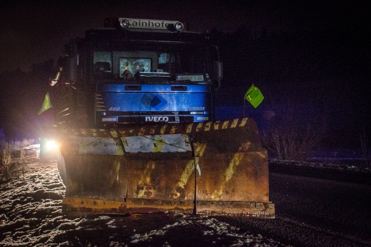 Dolgoztak az útkarbantartók: 6700 tonna csúszásgátló anyagot szórtak le az éjszaka folyamán