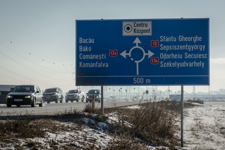 Zavaró kétnyelvűség? Forgalmi táblák miatt bírságolt a közlekedésrendészet