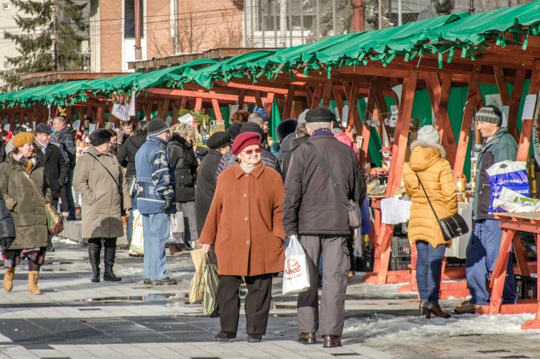 Termékek tömkelegéből lehet válogatni az ünnepek előtti bevásárlásra hangolt főtéren