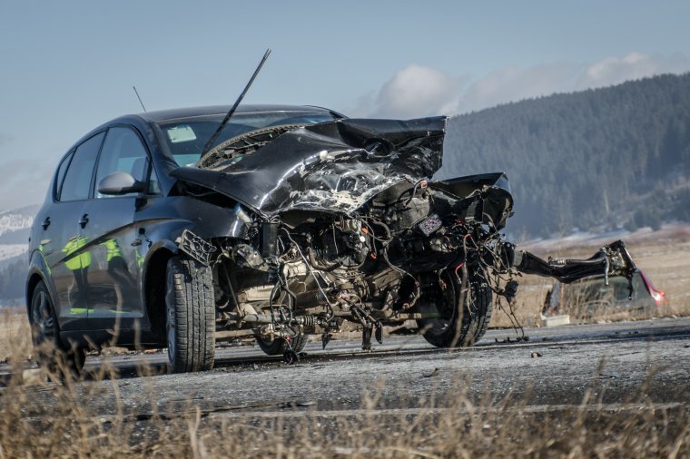 Kiszakadt a frontális ütközés erejétől a motor az autóból
