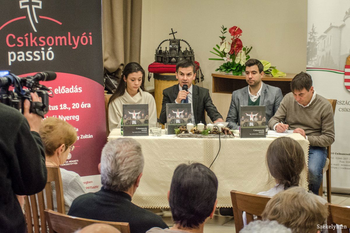 Könyv is készült a Csíksomlyói passió című előadásról. Csíkszeredában mutatták be •  Fotó: Pinti Attila