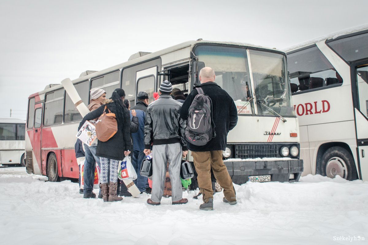 Hargita megyében tizenegy, Maros megyében harmincöt busztársaság szolgáltat •  Fotó: Pinti Attila