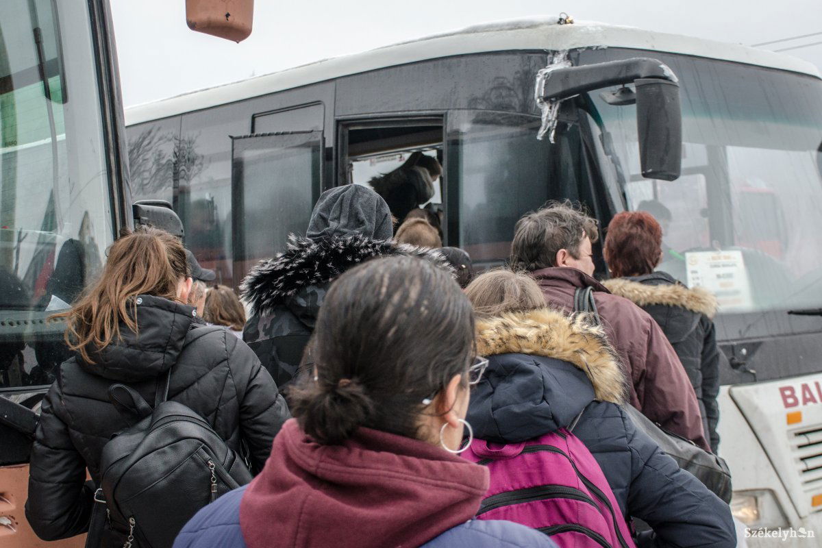 Buszozni jó dolog – csak nem Romániában. Nálunk rendszertelen a tömegközlekedés e formája •  Fotó: Pinti Attila