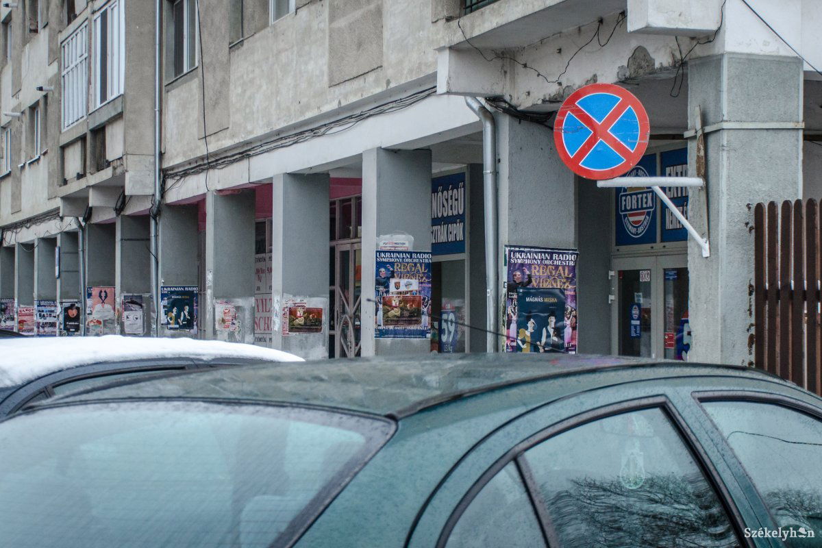 Nem mindig veszik figyelembe a tiltást az autóvezetők •  Fotó: Pinti Attila