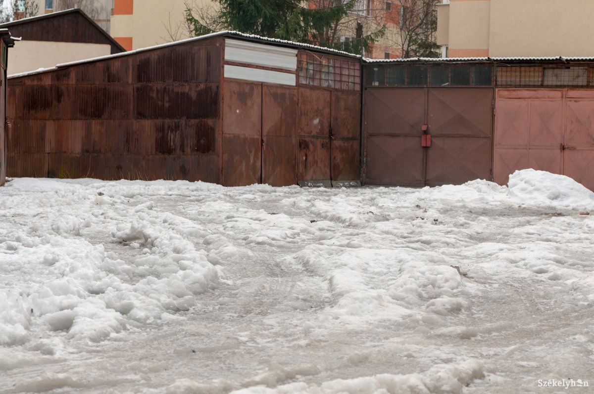 Amint elmegy a hó, lehet nekifogni a bontásnak. Ellenkező esetben a polgármesteri hivatal illetékesei intézkednek. Archív •  Fotó: Gábos Albin