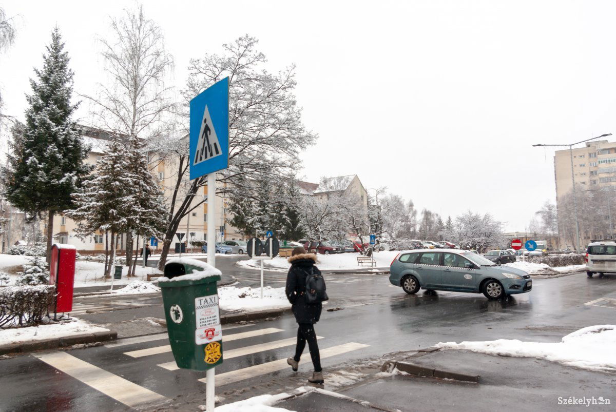 Elsőbbsége van a gyalogosnak az átjárón. Azért nem árt odafigyelni. •  Fotó: Gábos Albin