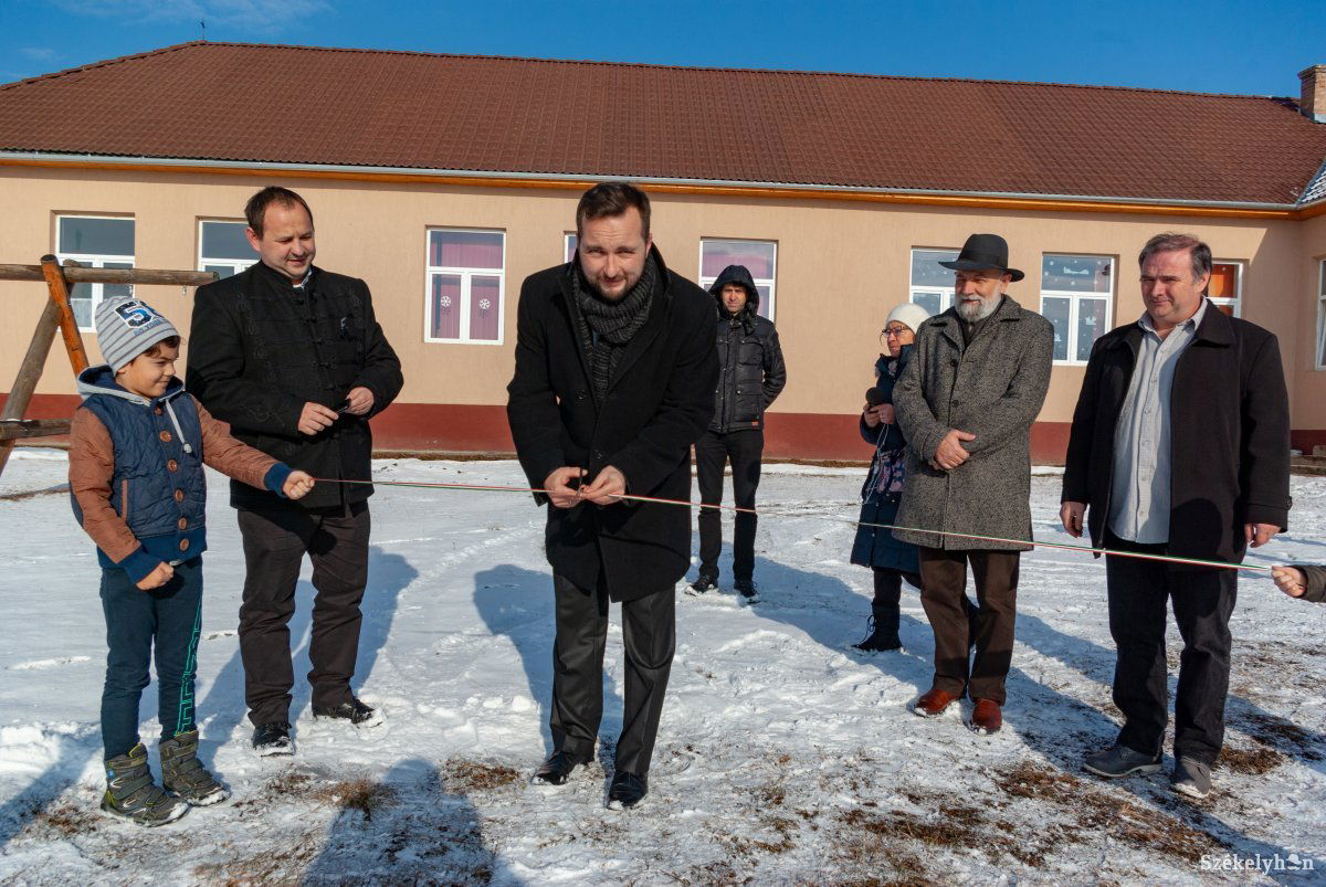 Bíznak a jövőben. Újabb játszóteret avattak Csíkszéken •  Fotó: Gábos Albin