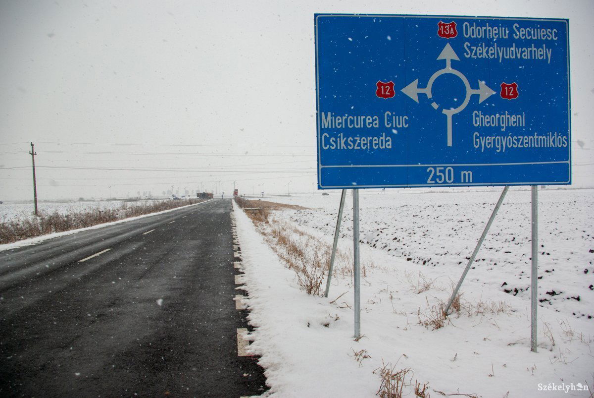 Magyar megnevezések a forgalmi táblákon. Hatósági fellépéssel sem lehet tiltani a kétnyelvűséget •  Fotó: Gábos Albin