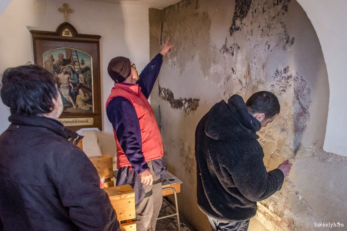 A régi vakolat alatt középkori freskó-részletek kerültek elő a csíkszentmihályi templomban •  Fotó: Pinti Attila
