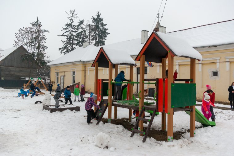Játszótereket adtak át Csíkpálfalván