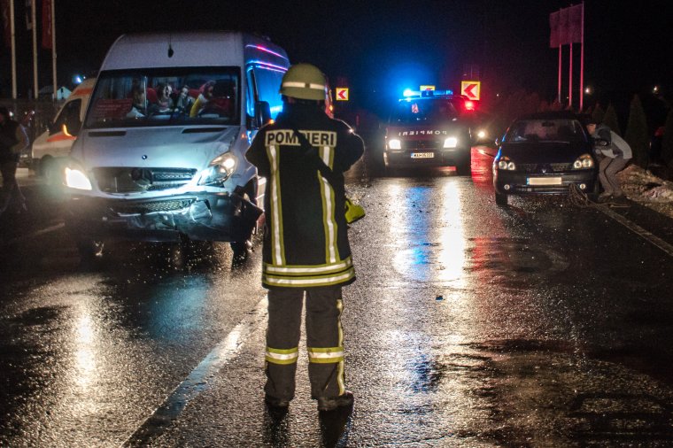Vontatott autónak ütközött a busz