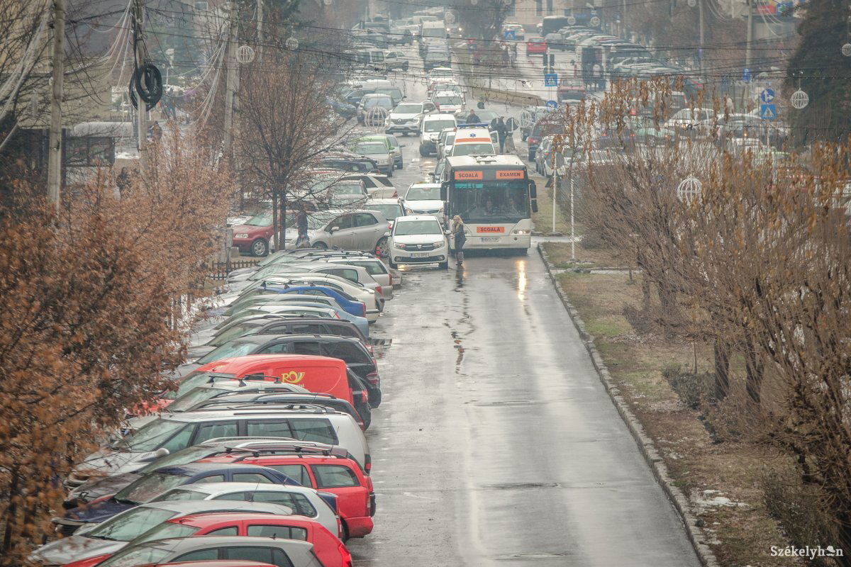 Nem fért el a busz, leállt a forgalom egy felelőtlen sofőr miatt •  Fotó: Pinti Attila