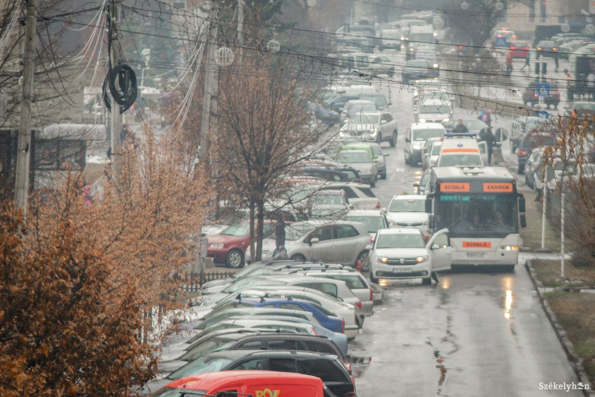 Felelőtlen sofőr okozott torlódást Csíkszeredában •  Fotó: Pinti Attila