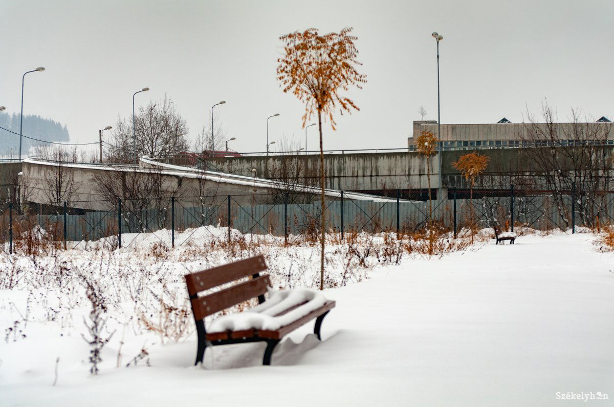 Részben elkészült emeletes parkoló Csíkszeredában. Üzletközpontba érkező vásárlókat szolgálhat ki •  Fotó: Gábos Albin