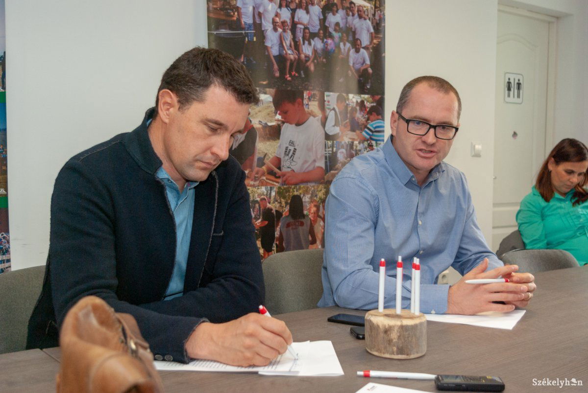 Tánczos Barna (balról) és Korodi Attila. Parlamenti munkájukról számoltak be a csíki képviselők •  Fotó: Gábos Albin