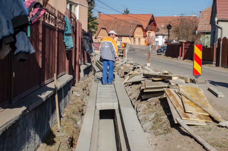 Késleltetik a közberuházásokat – egymásnak ellentmondó utasításokra panaszkodnak az önkormányzatok