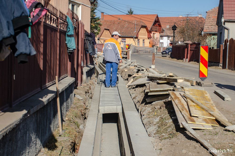 Félbeszakadt munkálatok. Az önkormányzatok nem mernek nekifogni a beruházásoknak az ellentmondások miatt &bullet;  Fotó: Gecse Noémi