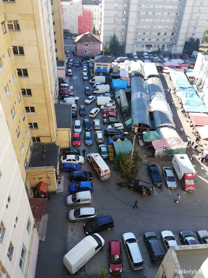 Sok az autó a piac területén, így még gyalog is nehéz közlekedni. Olvasónk felvétele 