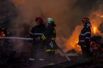 Tűz ütött ki egy gazdasági melléképület tetőzetében Csekefalván