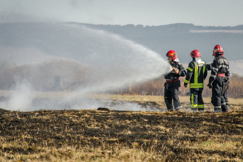 Kigyulladt egy kombájn és a búzatábla Maros megyében