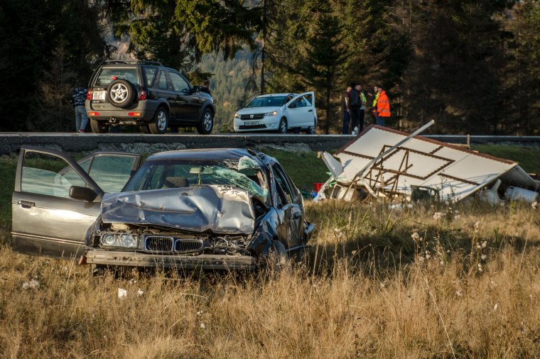Ripityára törött az előzött kisbusz vontatta bódé