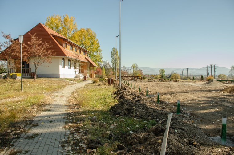 Műgyepes sportpályát létesítenek, bővítik a kultúrotthon eszköztárát Csicsóban