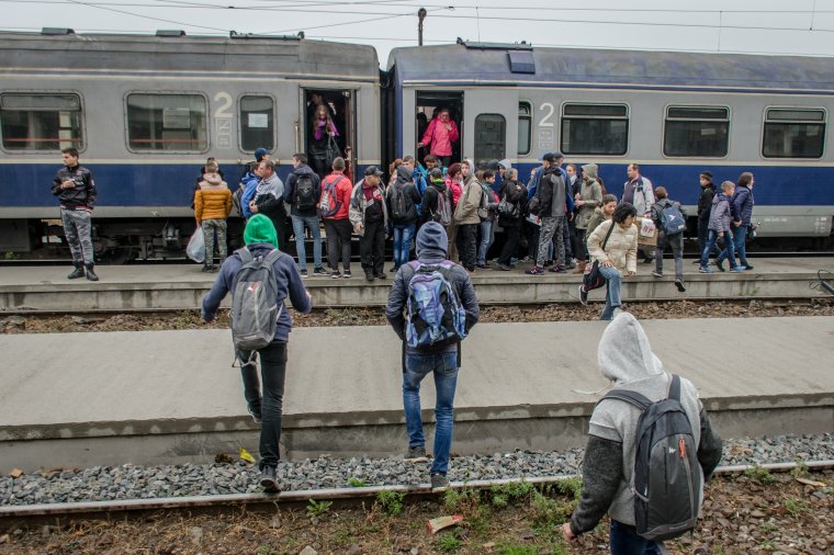 Inkább a peronokra kapaszkodnak, minthogy kerüljenek