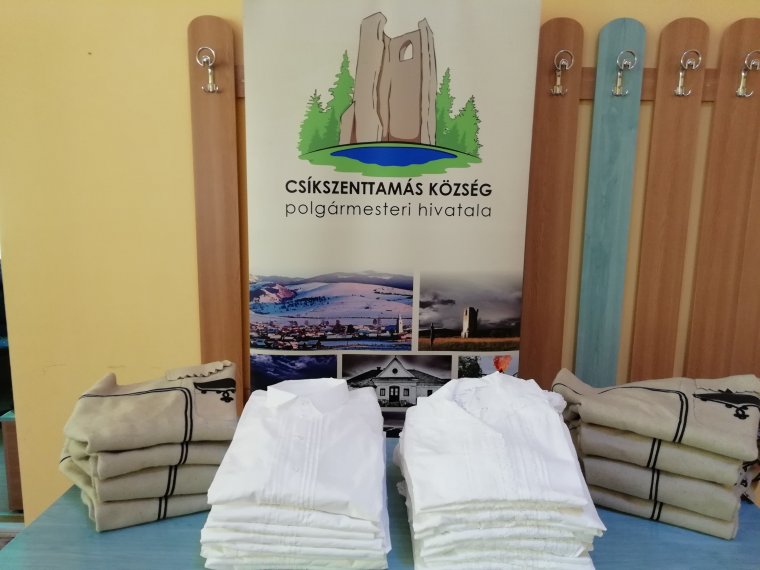 Ingek, székely harisnyák a Csonkatorony Néptáncegyüttesnek