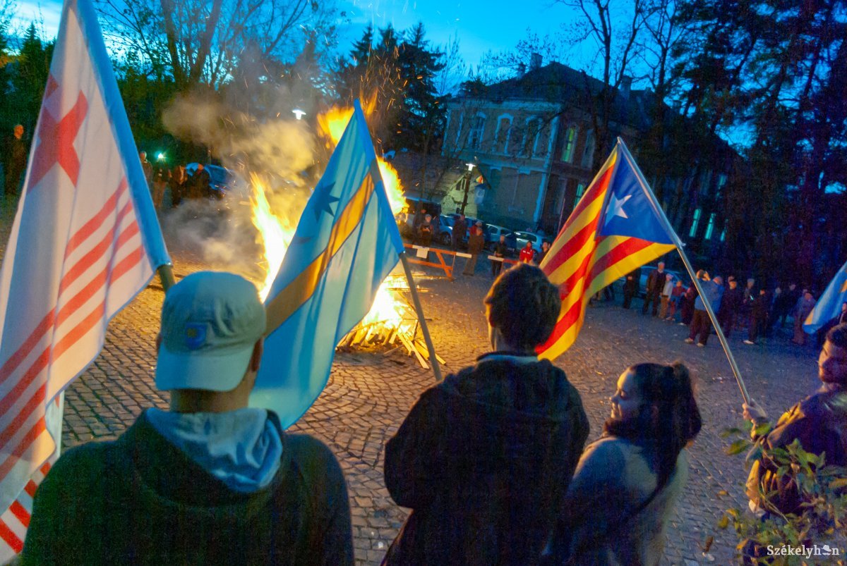 Örtűzgyújtáson Csíkszeredában. Kulcsár-Terza József szerint több mint százezren kapcsolódtak be az eseménybe Székelyföldön • Fotó: Gábos Albin