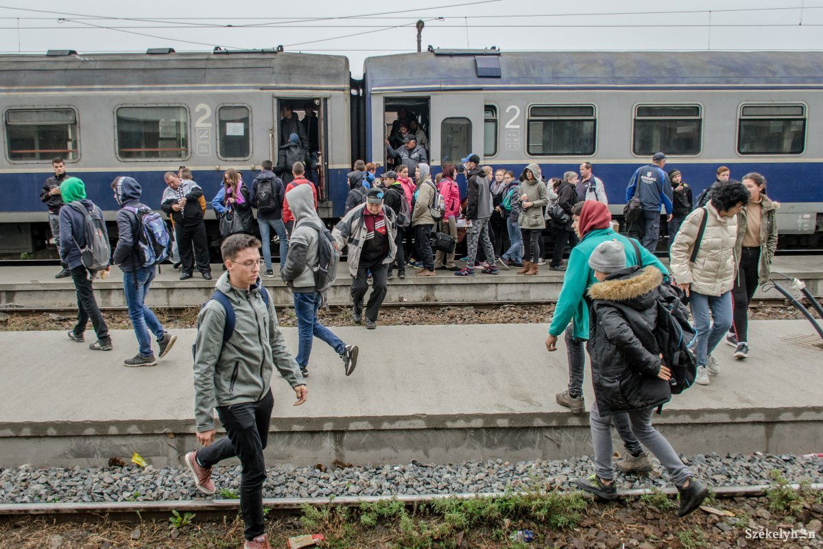 Egyre kevesebb a vasúti kocsi, a régieket javítják •  Fotó: Pinti Attila