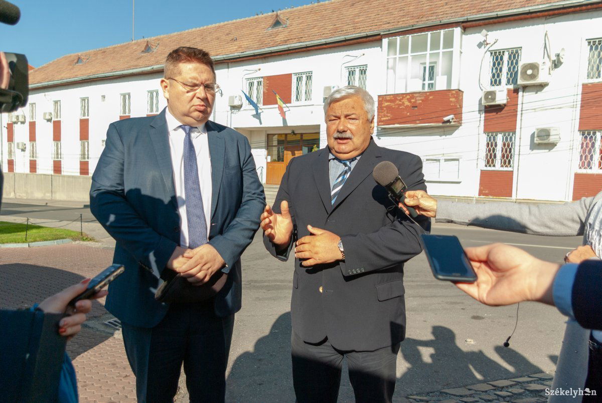 A pénteki sajtótájékoztató. Jogi megoldásokat keres Lomnici Zoltán és Bajkai István magyarországi jogász és politikus •  Fotó: Gábos Albin