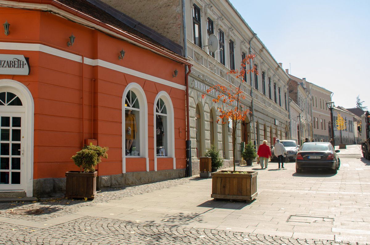 A Lejtő utca felől jelenleg semmi sem akadályozza a gépjárművek behajtását a sétálóutcába •  Fotó: Gecse Noémi
