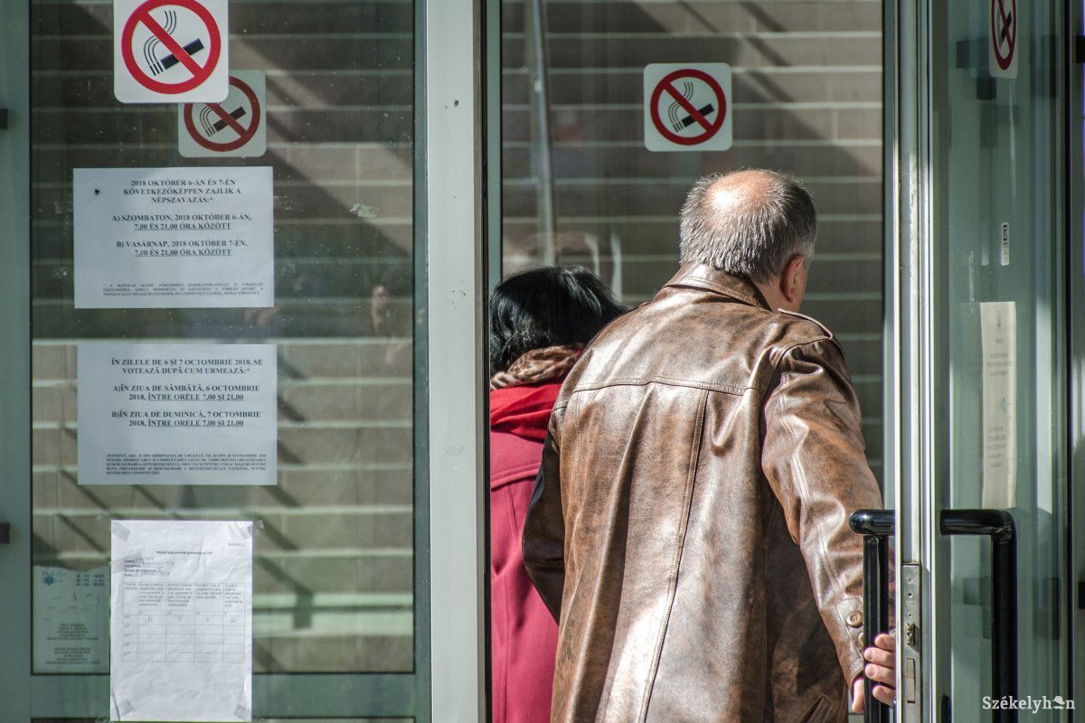 Ritka pillanat: voksolók az egyik csíkszeredai szavazókörzetnél •  Fotó: Pinti Attila