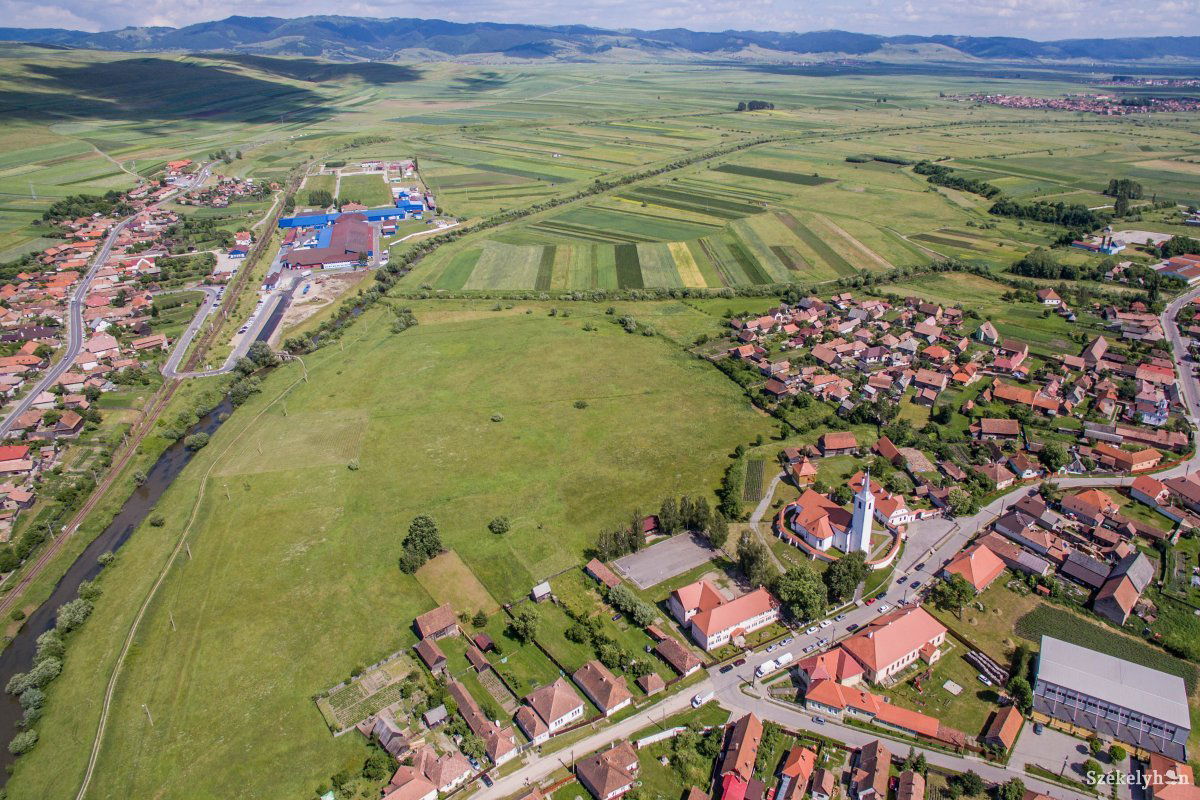 Székelyföldi település madártávlatból. A hátrányok leküzdése után jöhetnek a németországi befektetők. Képünk illusztráció •  Fotó: Farkas Tamás