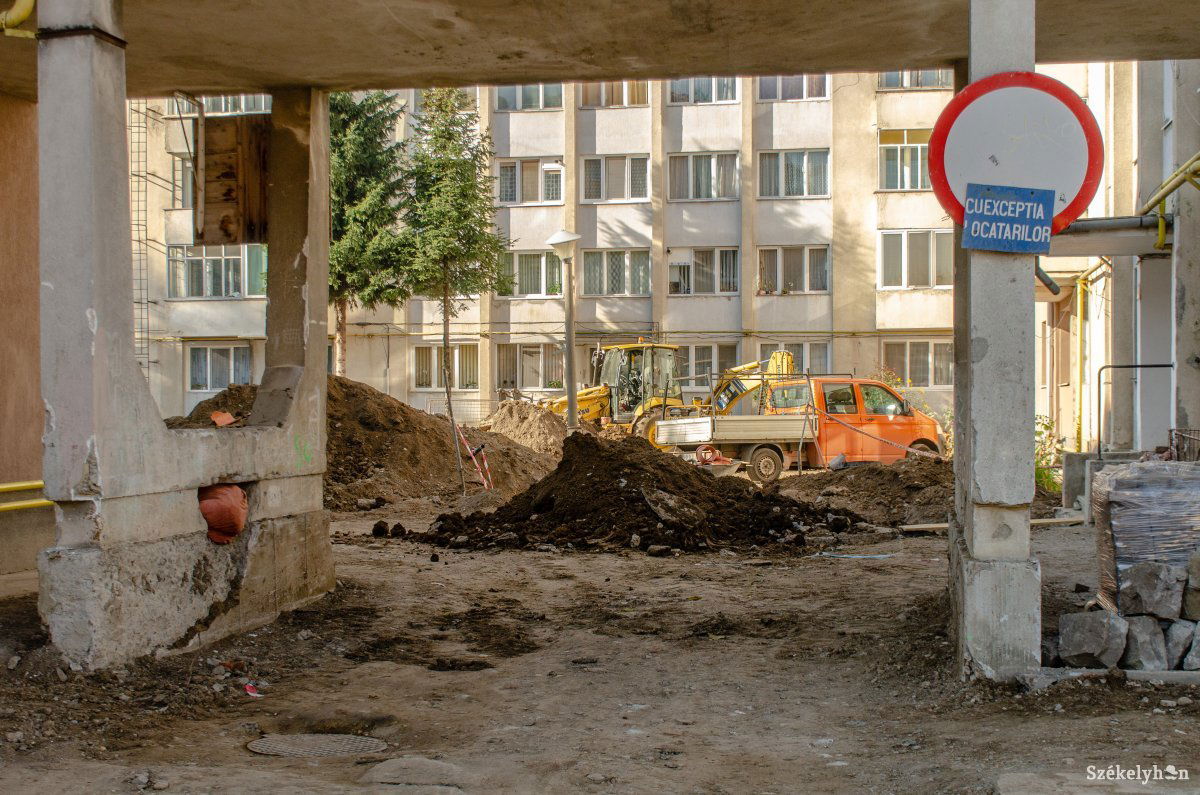 Munkagépekkel dolgoznak a csatornarendszer felújításán a Sadoveanu-udvarban •  Fotó: Gecse Noémi