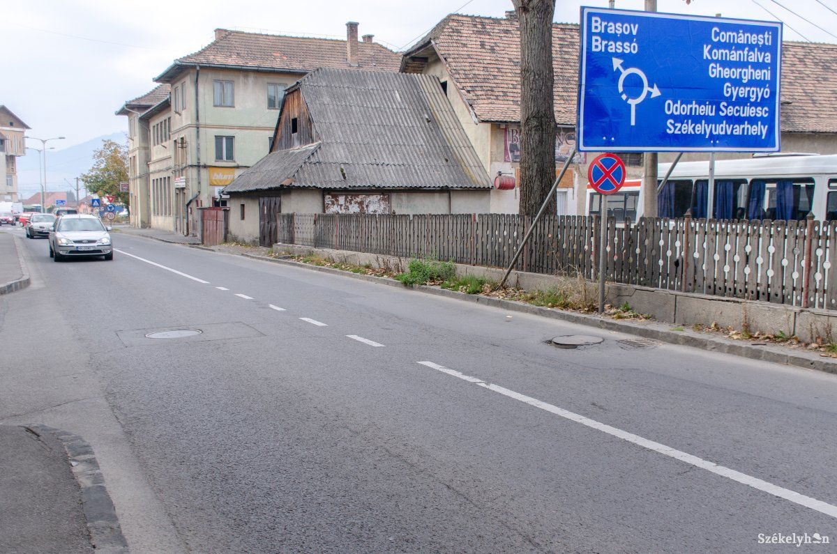 A Villanytelep utcában is kell még javítani •  Fotó: Gecse Noémi