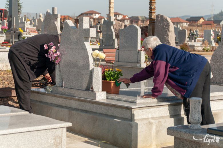 Az emberek ilyenkor általában meglátogatják és rendbe teszik elhunyt hozzátartozóik sírját •  Fotó: Gábos Albin